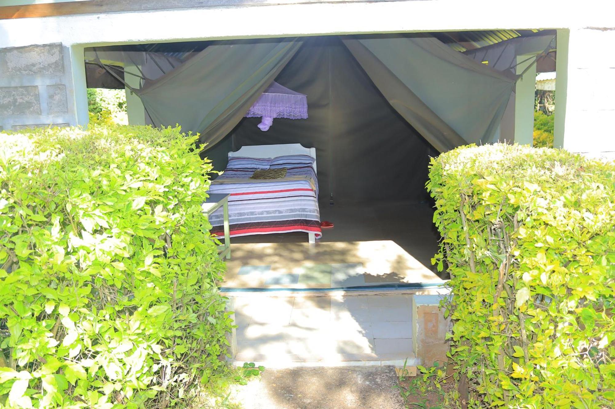 Rhino Tourist Camp Hotel Ololaimutiek Exterior foto
